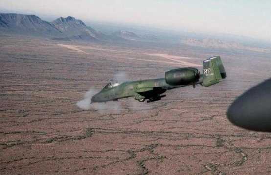 在伊拉克戰爭中，A-10攻擊機不僅掃蕩了伊拉克的目標，還曾痛擊友軍