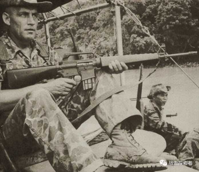 美軍顧問用上了早期版本的AR-15步槍，但他的越南戰友（右）還揹著一把「加蘭德」步槍