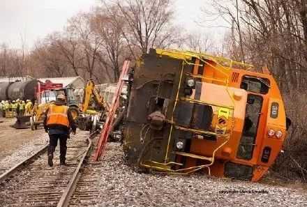 美國某次事故後翻倒的火車車頭