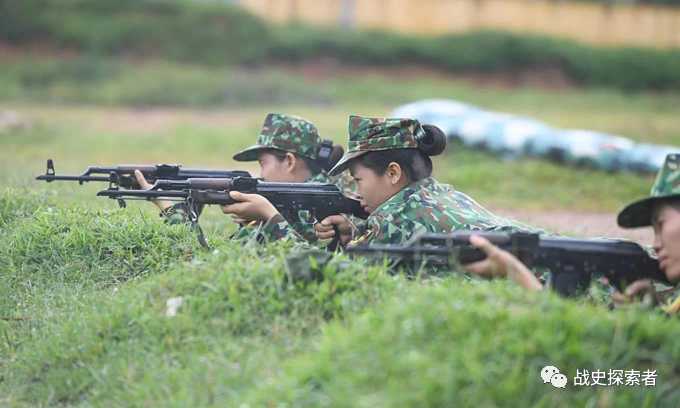2019年某次陸軍演訓中的越南女兵，使用AKM突擊步槍射擊標靶