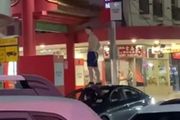 澳洲唐人街驚現「裸身男」！直接站行駛汽車車頂，被控擾亂公共秩序