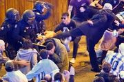 阿根廷球迷瘋狂慶祝奪冠！馬德里騷亂：多人受傷，警車被砸；巴塞車廂被球迷擠爆！