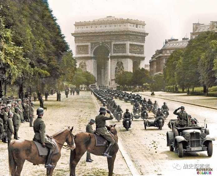 隆隆穿過巴黎凱旋門，接受檢閱的德軍摩托化步兵方陣面對「閃電戰」這一新興戰術，法國亦成為了新的犧牲品