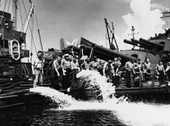 「賓夕法尼亞」號遇襲後，艦員們正在上層後甲板區抽水，注意從艦艉14英寸主炮炮管中引出的軟管
