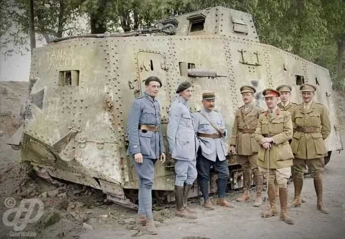英法軍官站在繳獲的德軍A7V坦克前