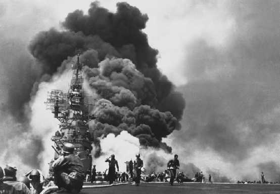 被兩架神風自殺機撞上後燃起了熊熊大火的「邦克山」號航空母艦