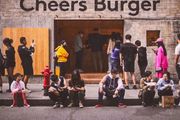 上海的馬路牙子，坐滿吃「天價」漢堡的年輕人：漫天的網紅店，是社交密碼還是智商稅？
