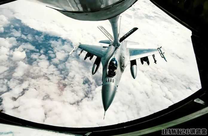 這架F-16掛載了炸彈和空空導彈
