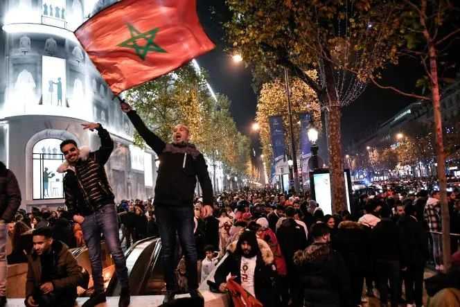 12月10日，在巴黎香街上慶祝的摩洛哥球迷（法新社圖）