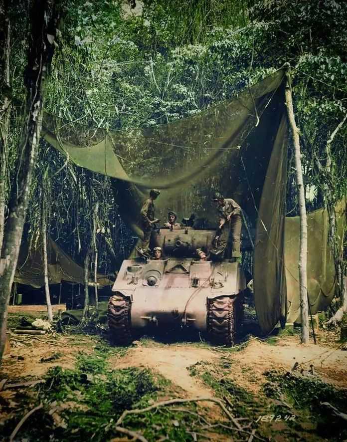 在防空偽裝下的美軍M4「謝爾曼」坦克