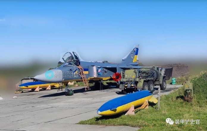烏軍蘇24戰機正在接受地勤維護