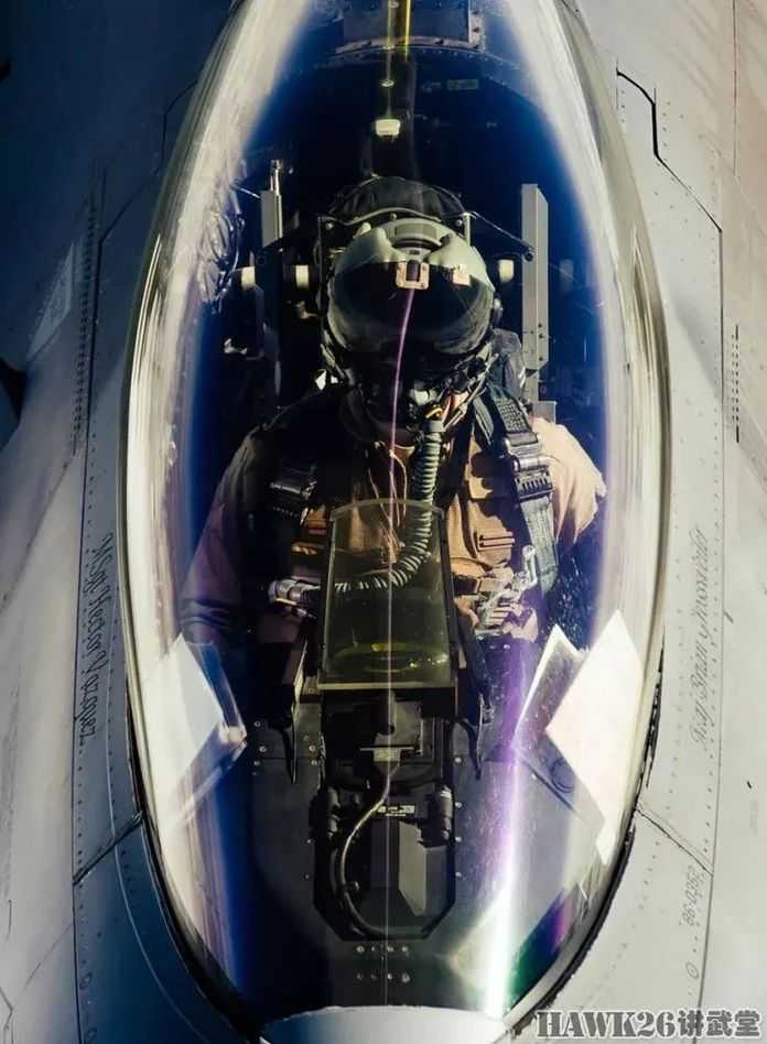 這位F-16飛行員戴了非常先進的頭盔