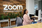 Zoom裁員1300人，CEO袁徵自降98%薪水，工資將低於美國貧困線
