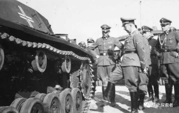 希姆萊與隨行高官一同視察梅斯（Metz）的三號突擊炮車，攝於1940年該車配有一門75毫米StuK3