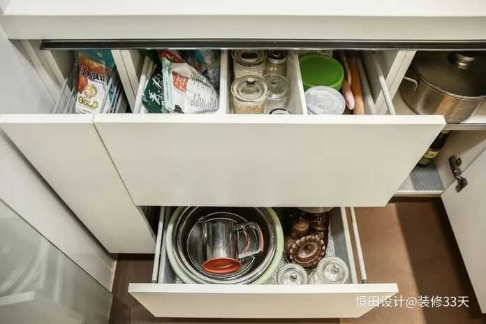 櫥櫃內部合理安排廚房用品的擺放位置，乾淨又整潔