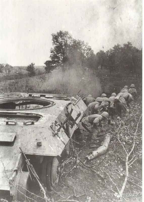一隊蘇軍士兵正依靠一輛「豹」式坦克殘骸掩護，逐步向前推進攝於1943年8月2日貝爾格羅德戰區。這輛可