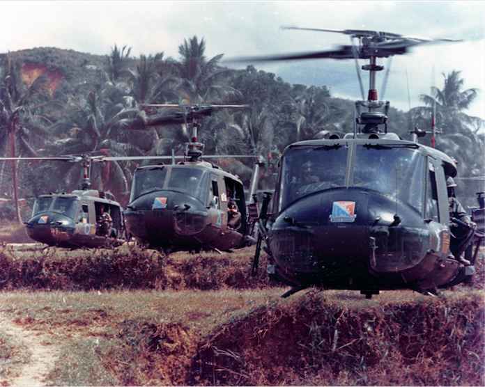 德浪河谷戰役中，美軍UH-1「休伊」直升機正在運輸士兵