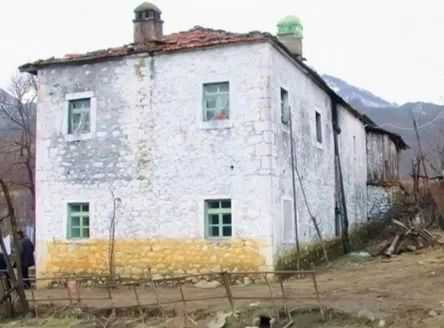這座小屋如今已經幾乎抹除了黃色油漆