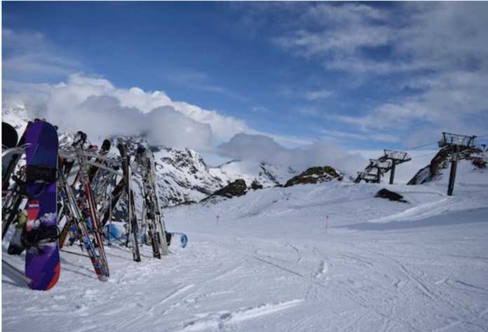 冬季體育賽事因雪山積雪不足受衝擊