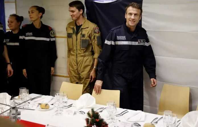 馬克宏19日晚在戴高樂號航空母艦上與官兵共進聖誕晚餐（法新社圖）