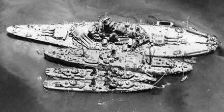 這張照片攝於1942年11月，顯示的是「南達科他」號和兩艘驅逐艦停在一艘維修船旁邊，地點可能是新喀裡