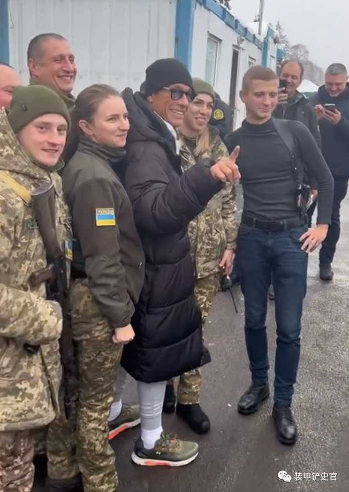 美國知名動作巨星尚格雲頓來到烏克蘭外喀爾巴阡，與烏軍戰士見面，並用烏克蘭語高呼「榮耀屬於烏克蘭！」