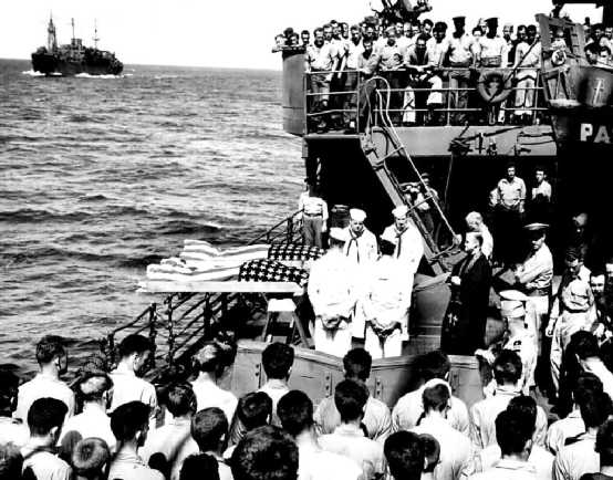 美國海軍為「利斯康灣」號上的死難者舉行海葬儀式