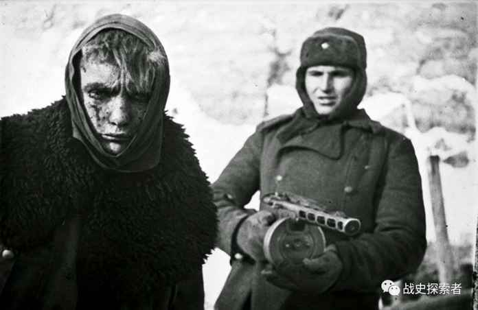 一名在史達林格勒戰役後遭到俘虜的德軍士兵（左）