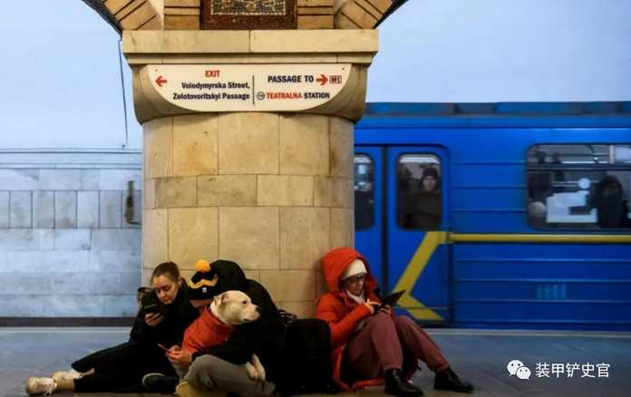 俄軍空襲期間躲避在基輔地鐵中的烏克蘭民眾