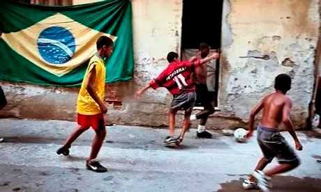 巴西貧民窟內的孩子在踢足球