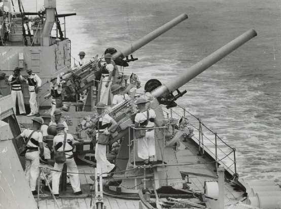 皇家澳大利亞海軍「雪梨」號輕巡洋艦舷側的4英寸火炮，旁邊的3磅禮炮也清晰可見「驚奇」號的前主炮似乎與
