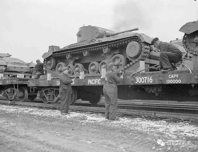 裝上加拿大太平洋鐵路公司列車，準備送交蘇方的「瓦倫丁」坦克