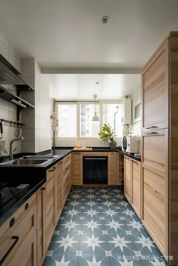 廚房延續花磚地面，櫥櫃來自宜家，高低臺設計符合人體工程學