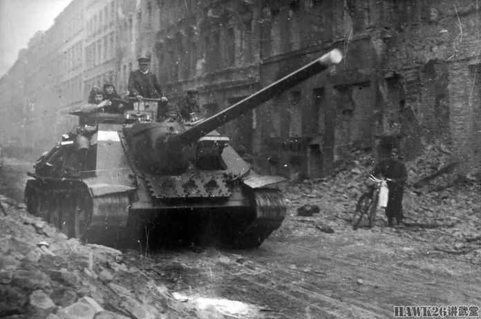戰鬥在柏林市區的SU-100