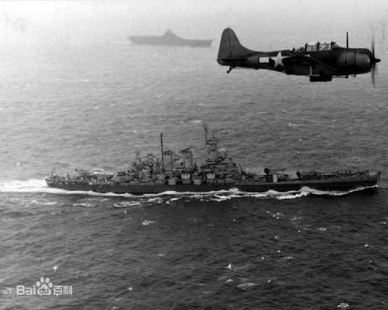美軍「華盛頓」號戰列艦正在全速前進，一架SBD攜帶著炸彈從其上空飛過