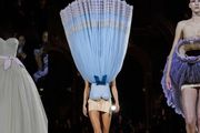牛頓震驚！倫敦時裝週「反重力裙」太瘋批！被吐槽是「靈異表演」！設計師：這是超現實藝術！