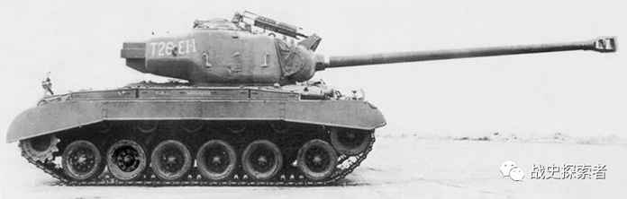 美製T26E4-1「超級潘興」坦克(上)，攝於1945年初美國馬里蘭州的阿伯丁武器試驗場測試後，該車