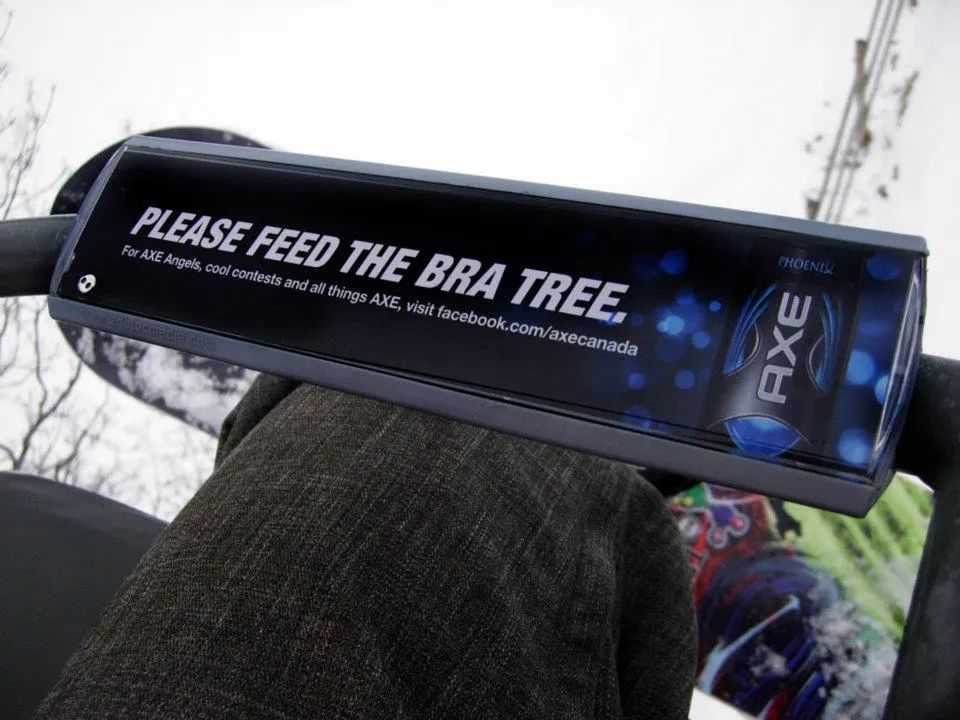 就連纜車扶手上也寫著：請投餵胸罩樹