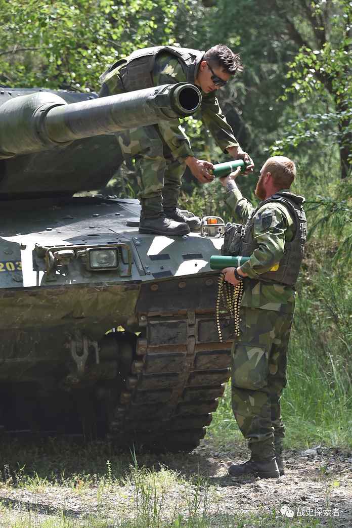為Strv.122坦克補充彈藥的瑞典乘員
