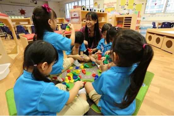 新加坡托育機構裡的老師和孩子們