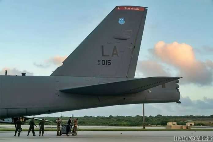 B-52H戰略轟炸機巨大的垂尾