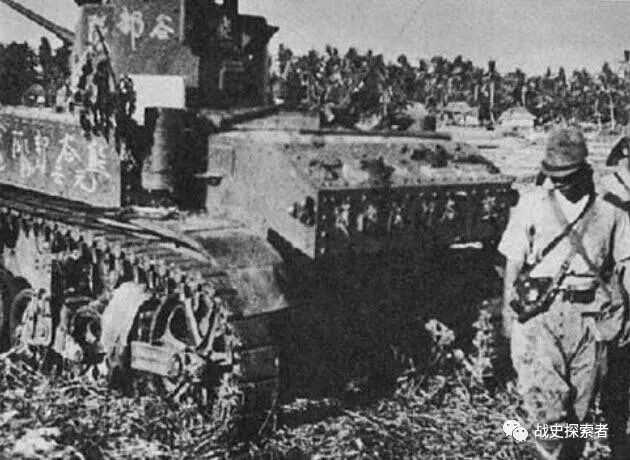 正在檢視繳獲M3「斯圖亞特」輕型坦克的日軍士兵，其車體、炮塔側面均印上了日文