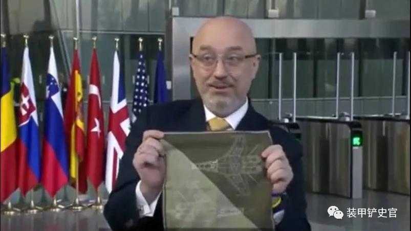 烏克蘭防長列茲尼科夫在拉姆施泰因會議上展示繪有戰機的手帕