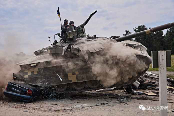 在鏡頭前表演「碾碎小汽車」的烏克蘭T-84「堡壘」坦克