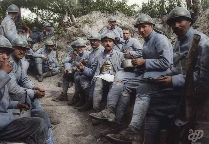 塹壕中正在吃飯的士兵