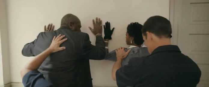 黑人進入法庭前，要被抵在牆上搜身；