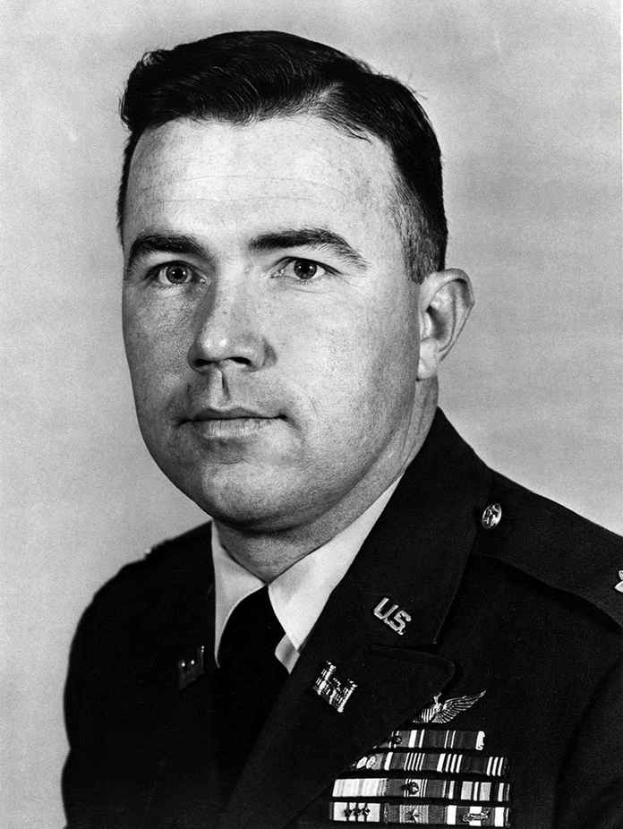 第229突擊直升機營A連指揮官布魯斯·克蘭德爾少校，他冒著槍林彈雨給包圍圈中的友軍運輸物資