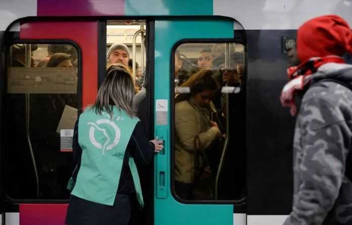 RATP工作人員幫擁擠的RER B線關門（法新社圖）