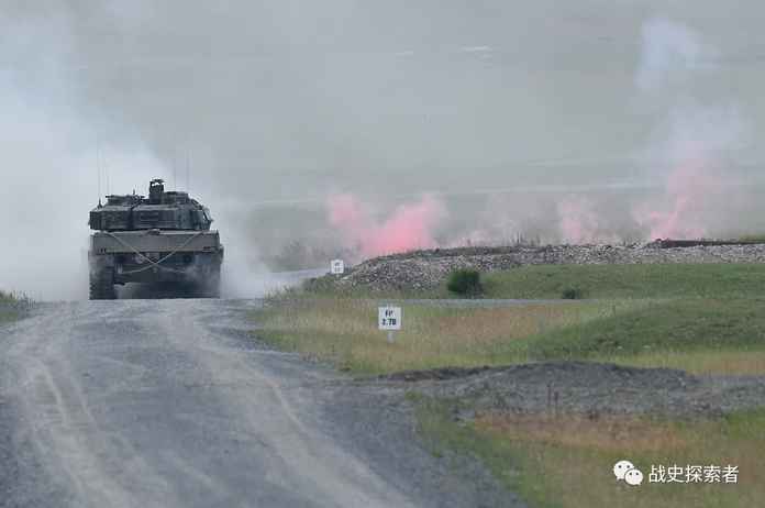 沿預設賽道向前推進的Strv.122坦克