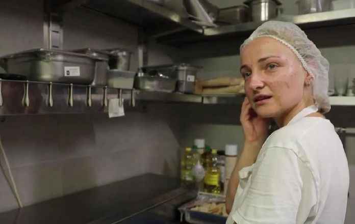 因為俄烏戰爭，很多烏克蘭女性移民來到法國從事酒店清潔及餐廳服務的工作圖中的烏克蘭女子目前在蔚藍海岸地